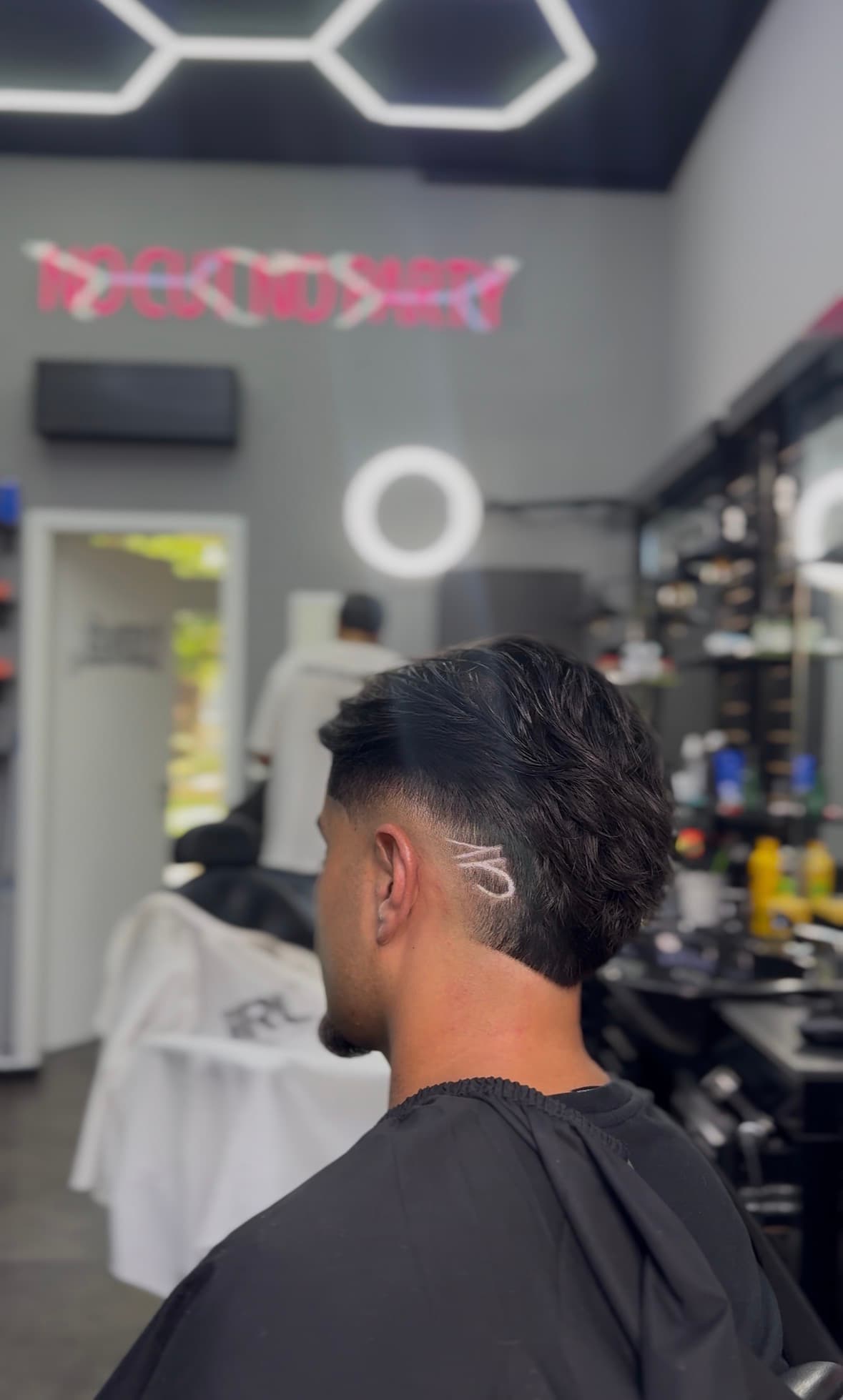 Taper Fade mit Rasur-Design von KINGSCUT7 in Hannover
