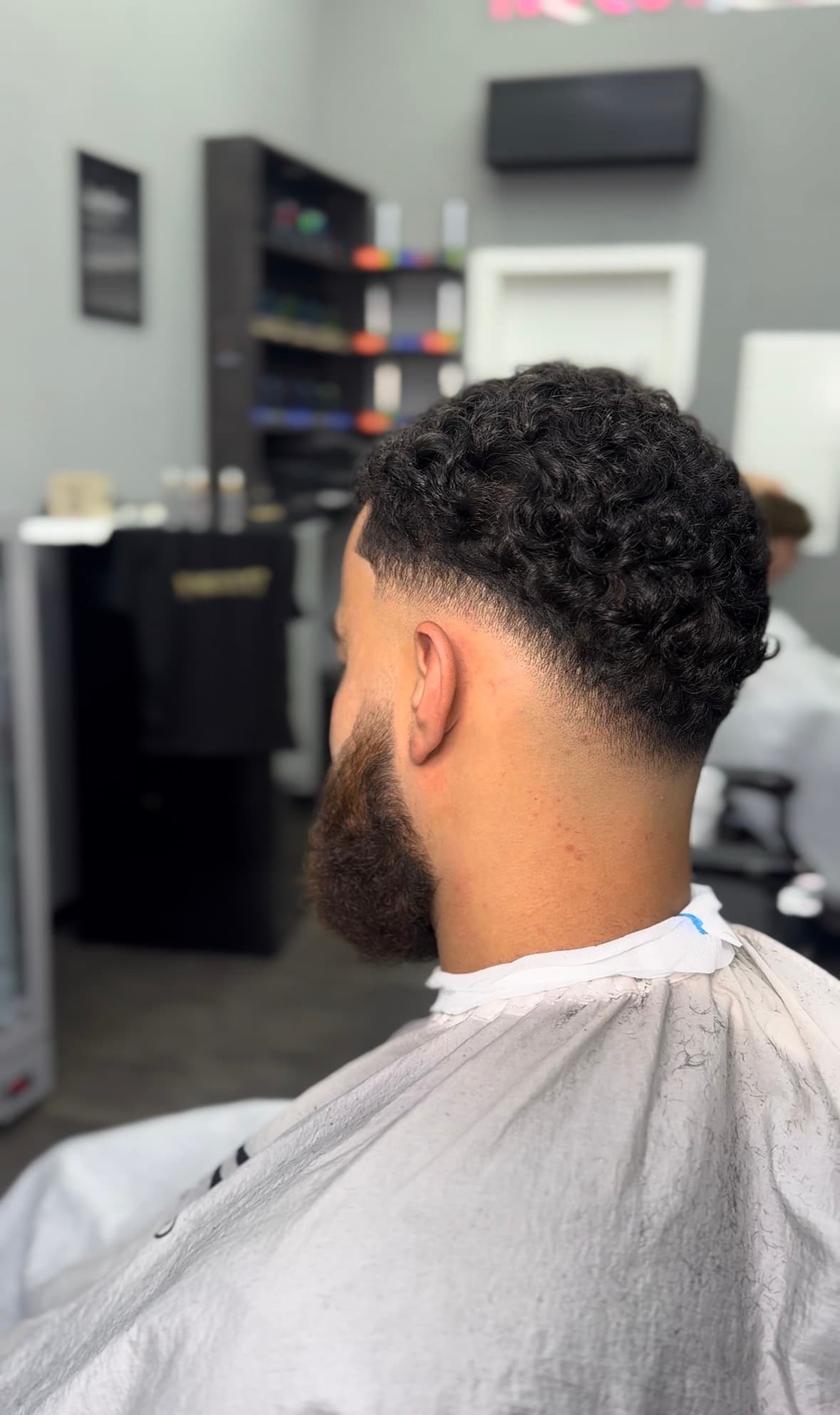 Curly Top mit Taper Fade und Bart von KINGSCUT7 in Hannover